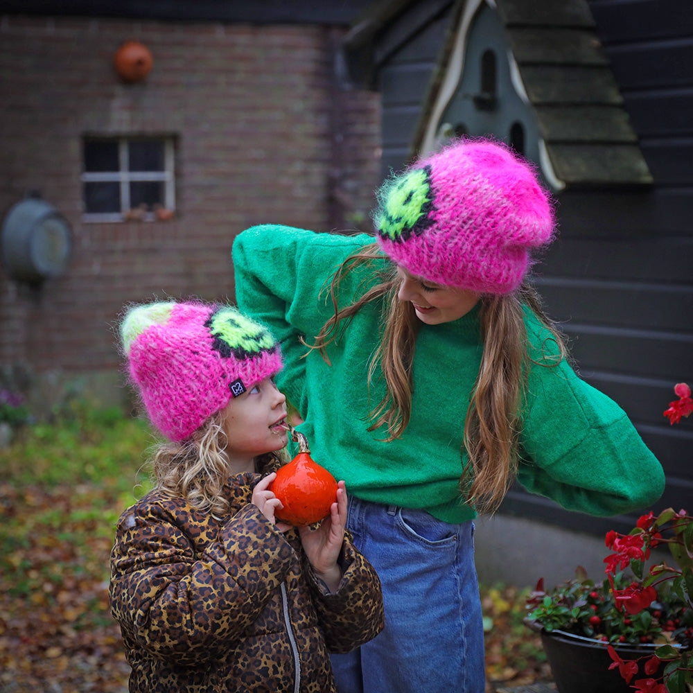 Knitting Kit – Chunky mohair Smiley beanies Pink 1 adult + 2 kid beanies (ENG-NL)